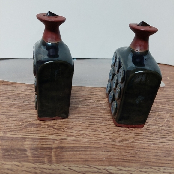 Contemporary Salt and Pepper Shakers - Picture 3 of 8
